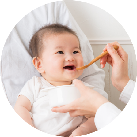 笑顔で食事する赤ちゃん